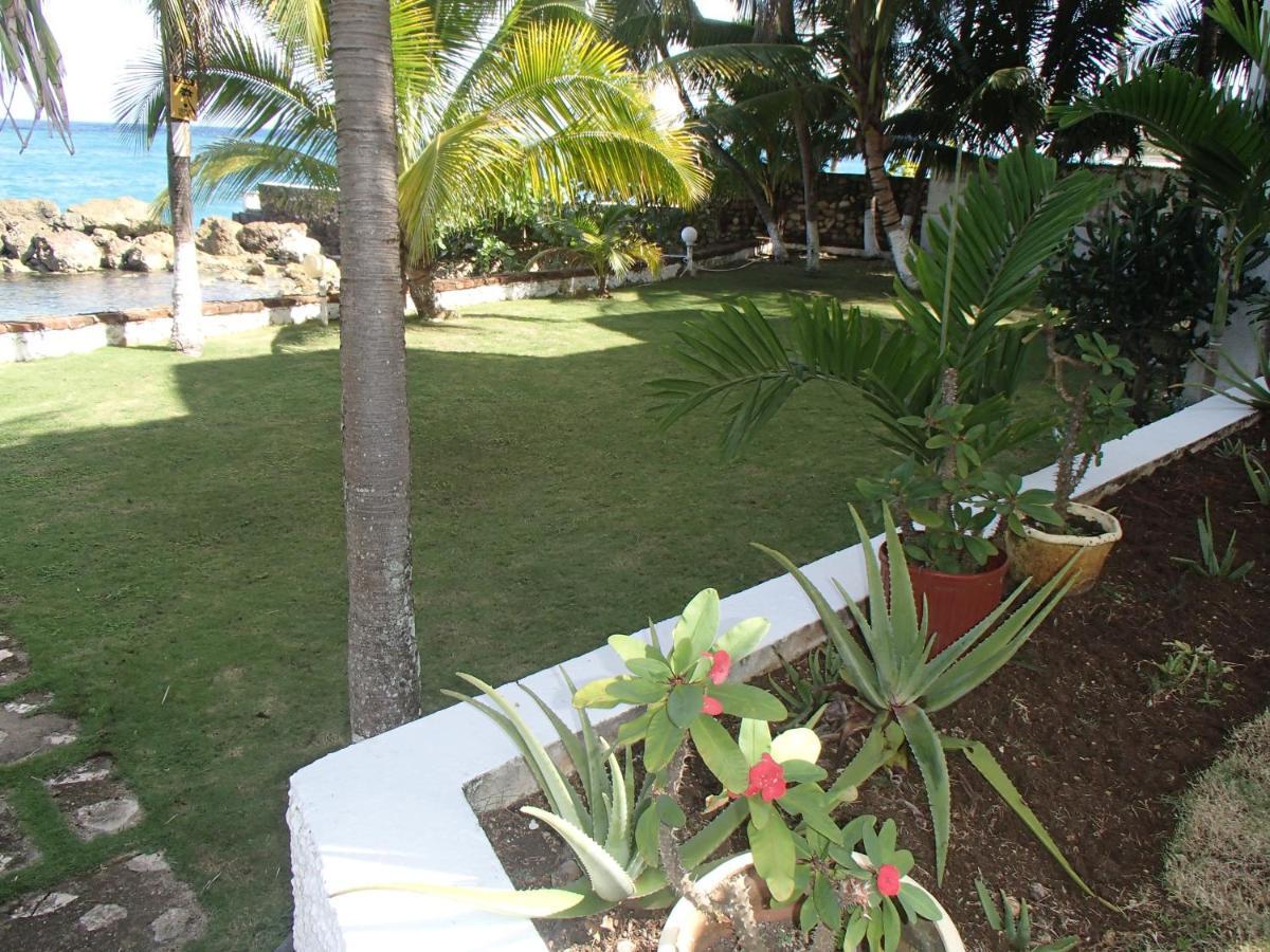 Chrisanns Beach Resort オーチョ・リオス エクステリア 写真