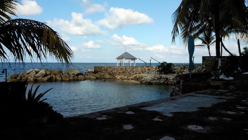 Chrisanns Beach Resort オーチョ・リオス エクステリア 写真