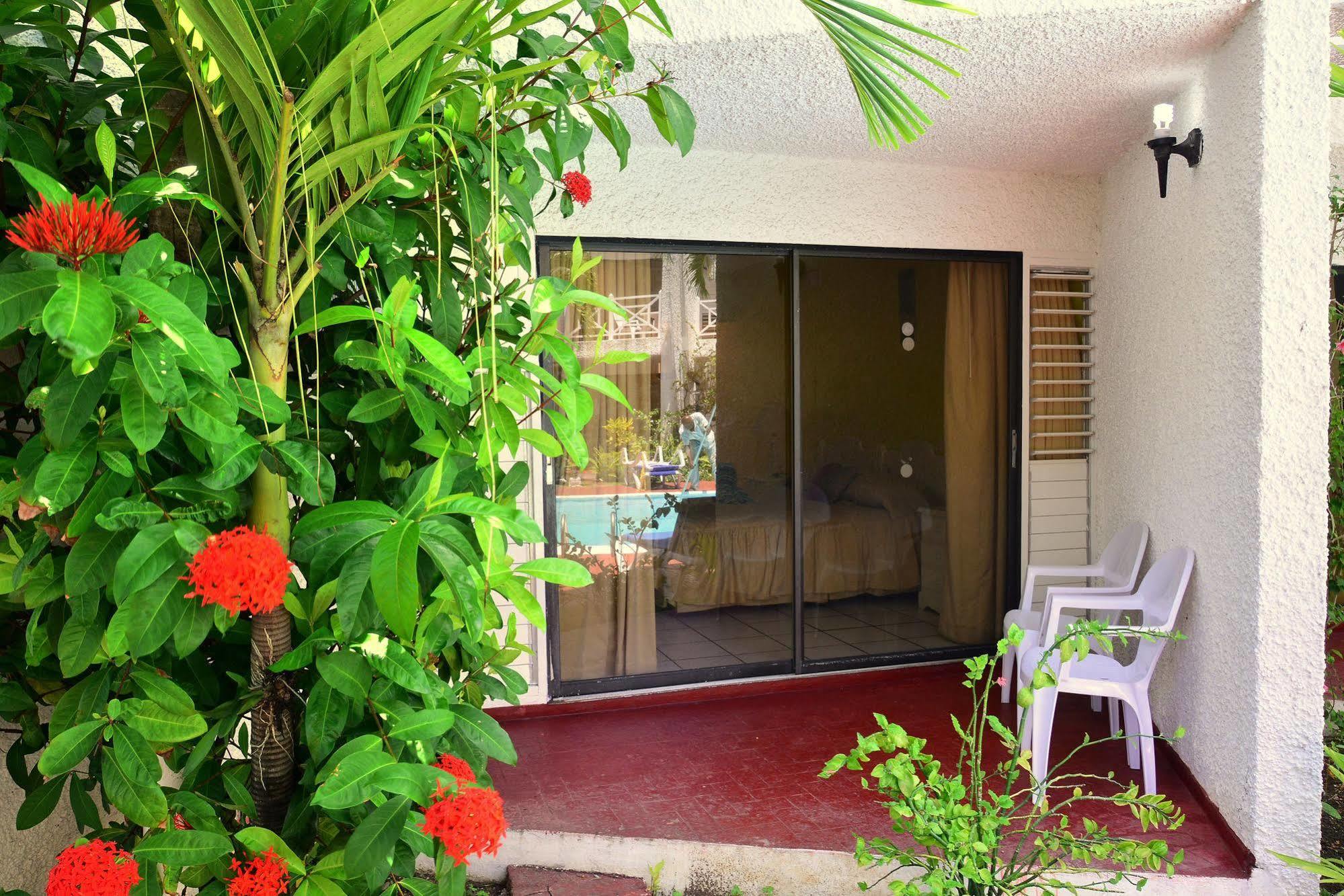 Chrisanns Beach Resort オーチョ・リオス エクステリア 写真